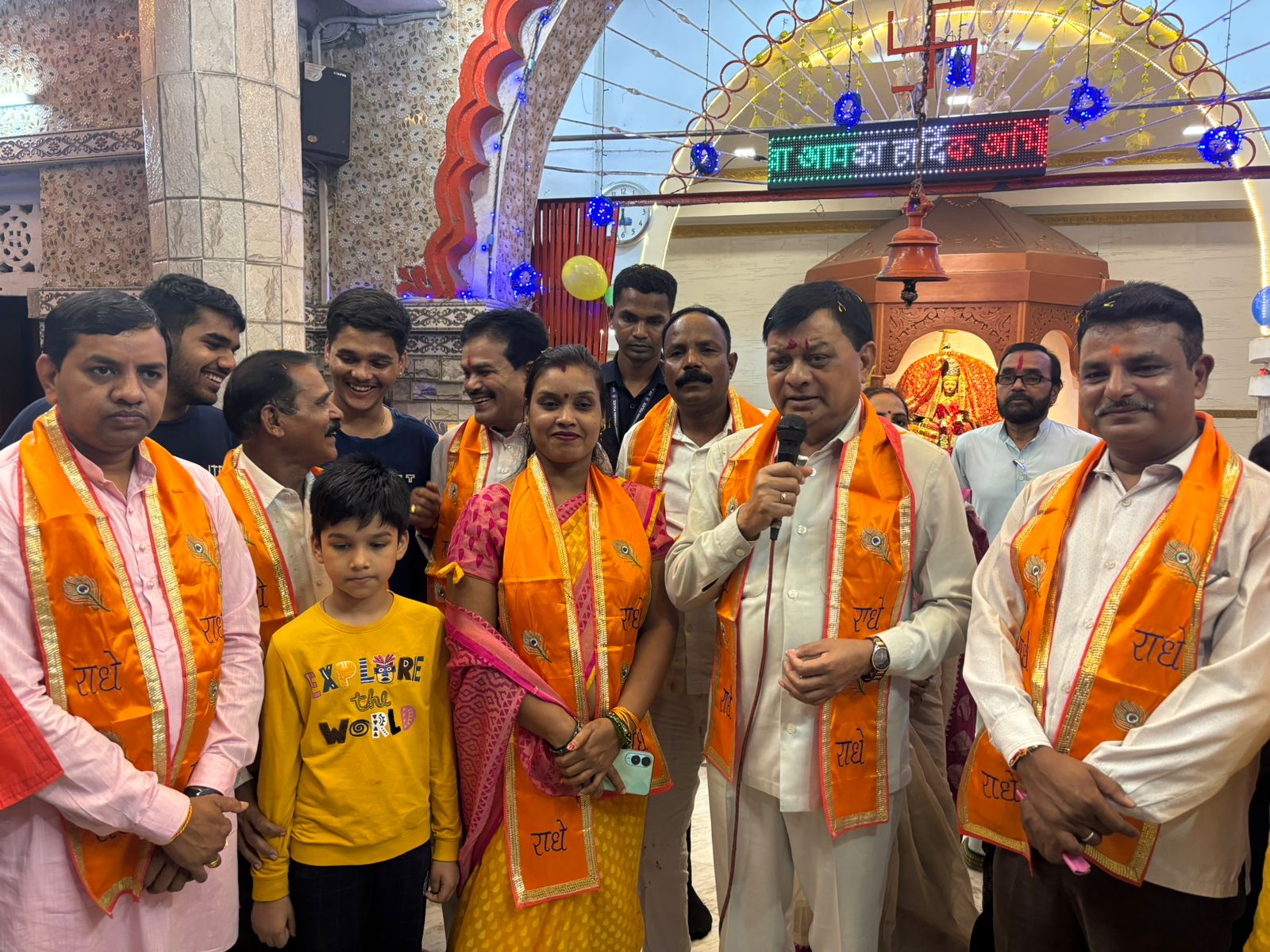 जन्माष्टमी शोभायात्रा पर मंत्री देवांगन ने बरसाए फूल, भगवान श्रीकृष्ण को पालने पर झुलाया