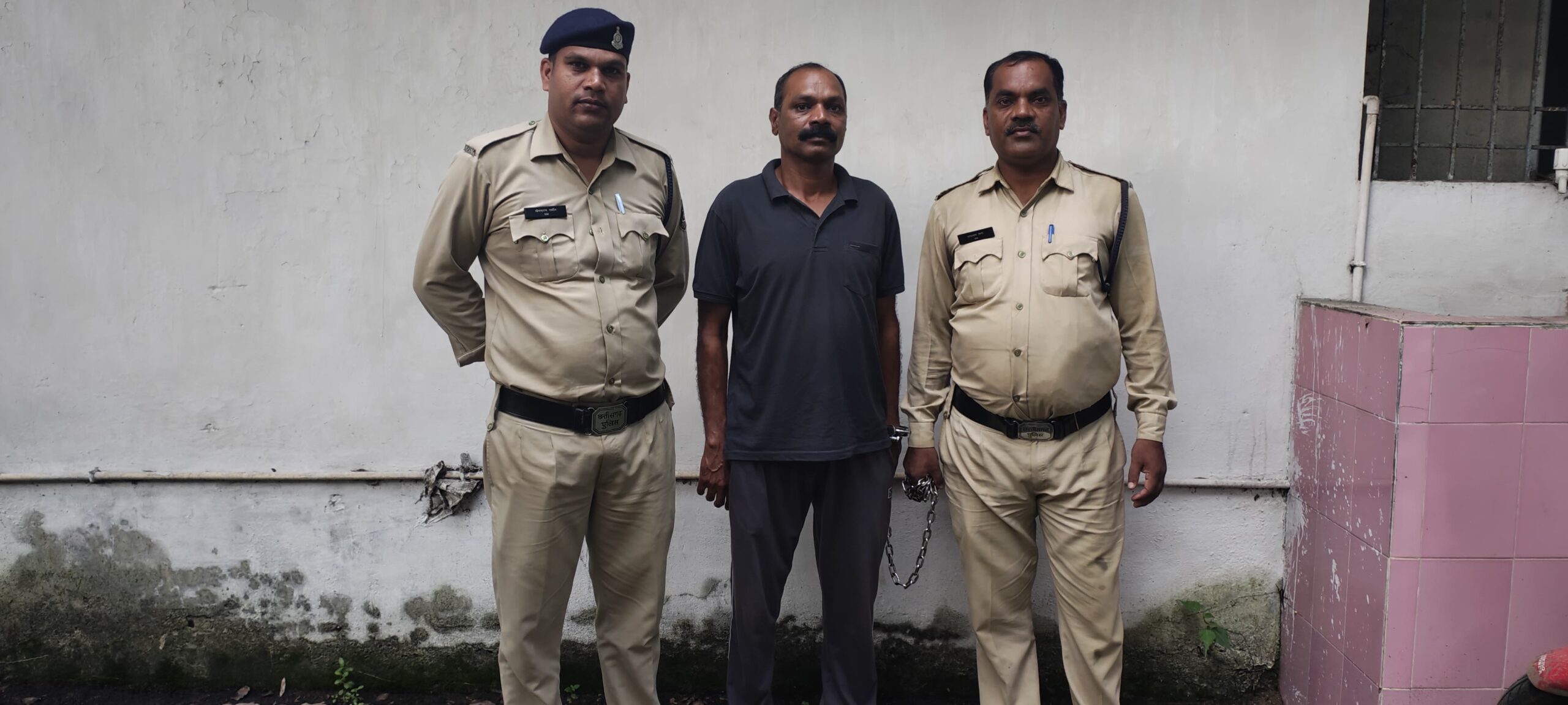 पटवारी में नौकरी लगाने के नाम से ठगी कर लाखो रुपया वसूली करने वाले आरोपी को जिला रायपुर से किया गिरफ्तार चांपा पुलिस की कार्यवाही