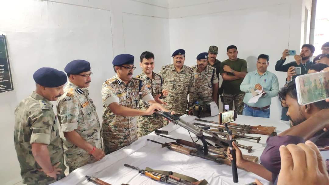 नारायणपुर पुलिस को ‘‘माड़ बचाओ अभियान” में बड़ी सफलता: 3 इनामी माओवादी ढेर, भारी मात्रा में विस्फोटक बरामद