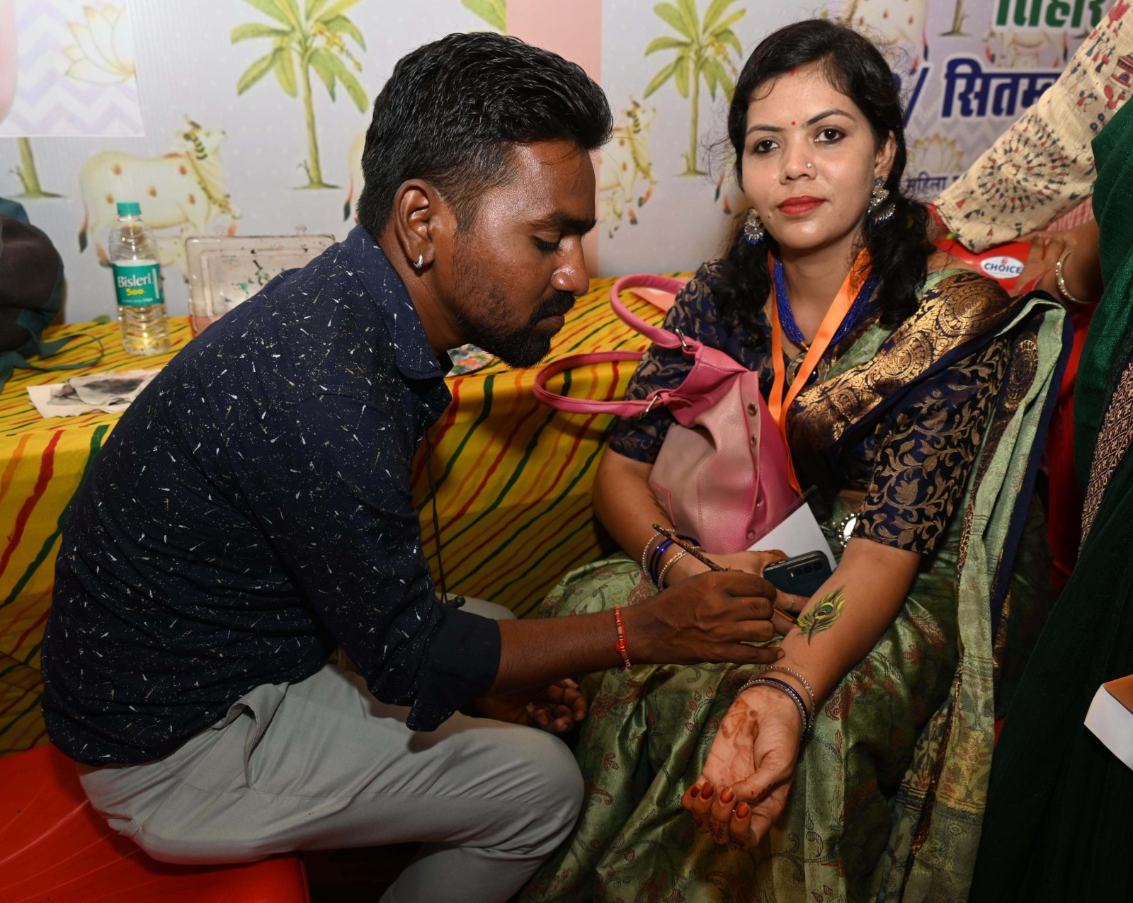 विष्णु भैय्या के आँगन में महतारियों के चेहरों पर खिली मुस्कान तीजा-पोरा तिहार में उत्साह के साथ झूमते-नाचते दिखीं महिलाएं