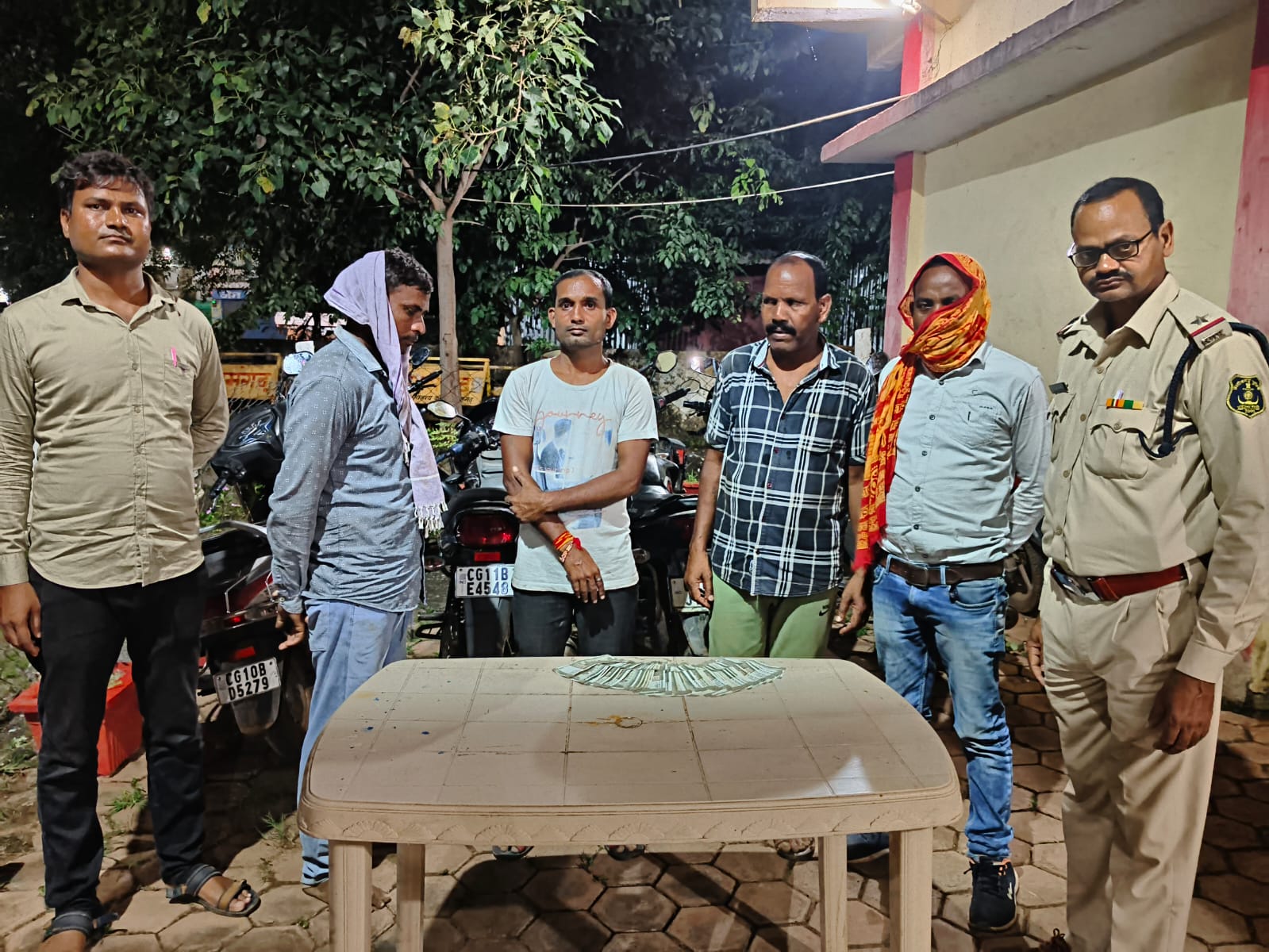 पामगढ़ क्षेत्र में जुआ खेलने वाले 04 आरोपियों को किया गिरफ्तार पामगढ़ पुलिस एवं सायबर टीम की संयुक्त कार्यवाही