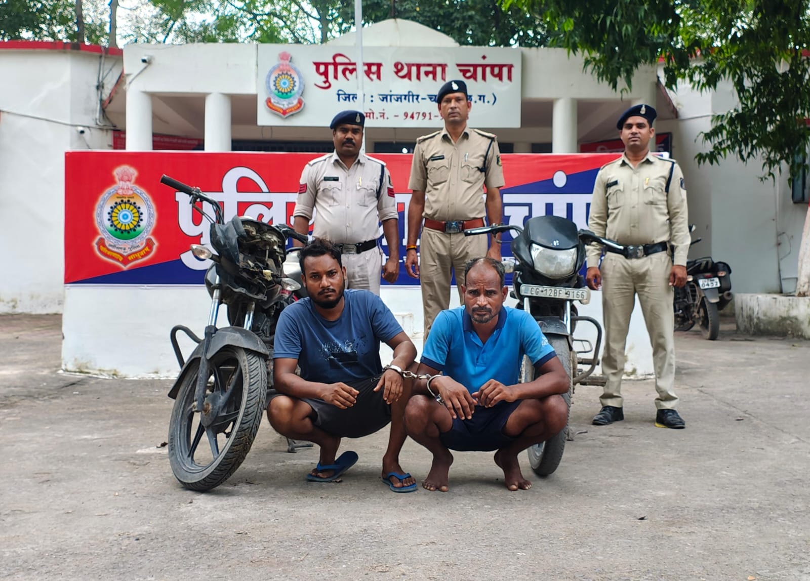चोरी के मोटर सायकल के साथ 02 आरोपियों को किया गिरफ्तार, थाना चांपा पुलिस की कार्यवाही