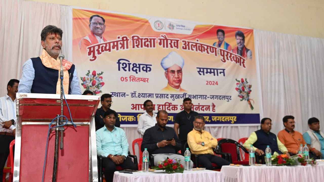 शिक्षक की भूमिका कुम्हार की तरह है जो गीली मिट्टी को घड़े का आकार देता है- विधायक किरणदेव