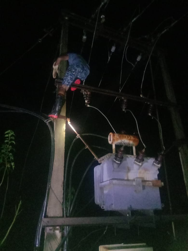 एक मैसेज से अंधेरे में गुजार रहे ग्रामीणों को मिली रोशनी