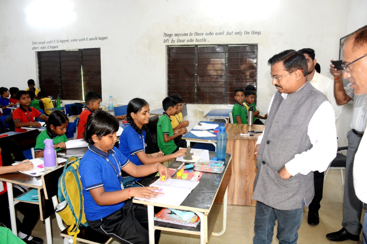 संभागायुक्त महादेव कावरे ने किया स्कूल का औचक निरीक्षण