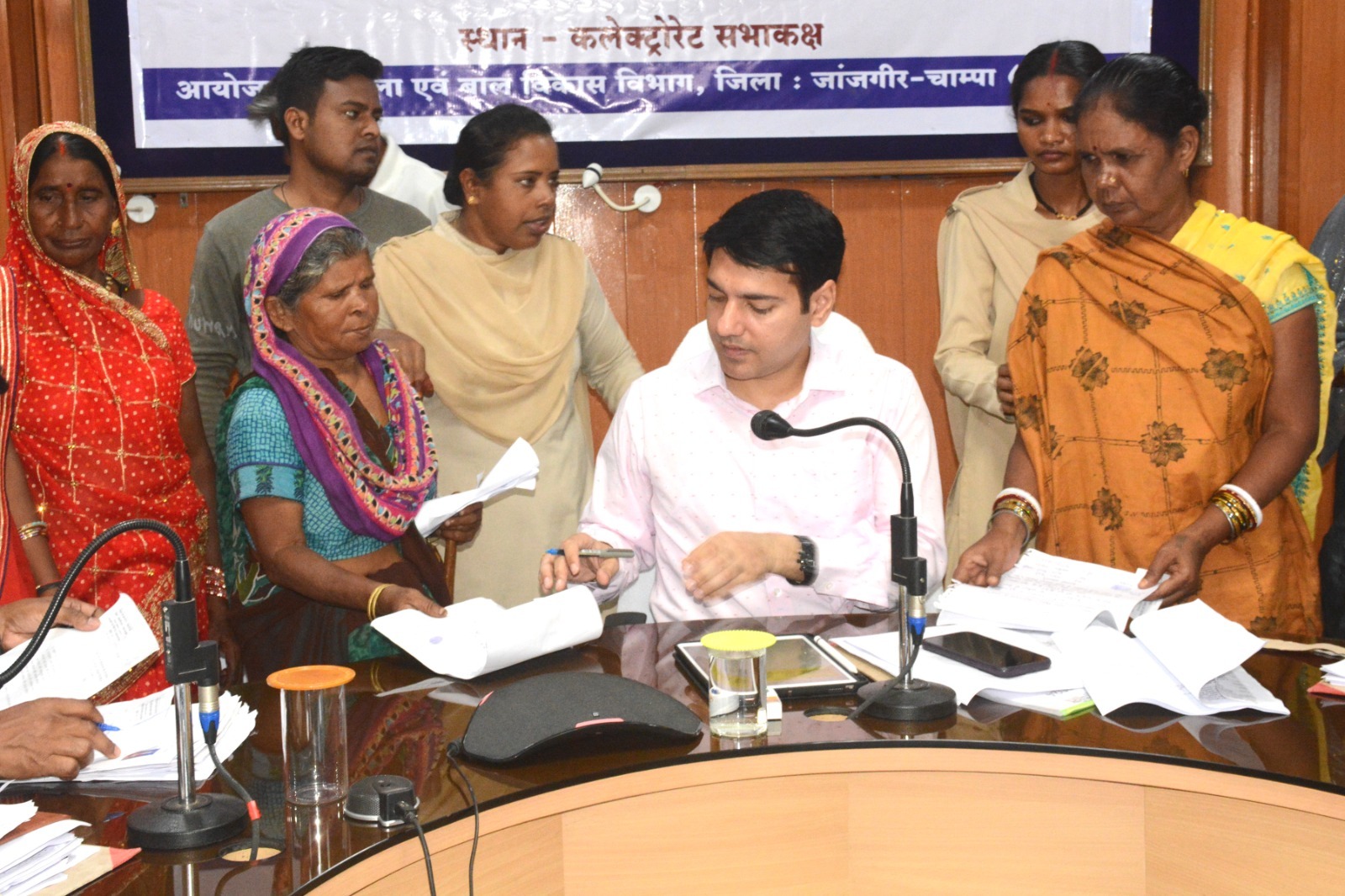 कलेक्टर ने जिले के विभिन्न दूरस्थ स्थानों से पहुंचे आमजनों की समस्याओं को सुना