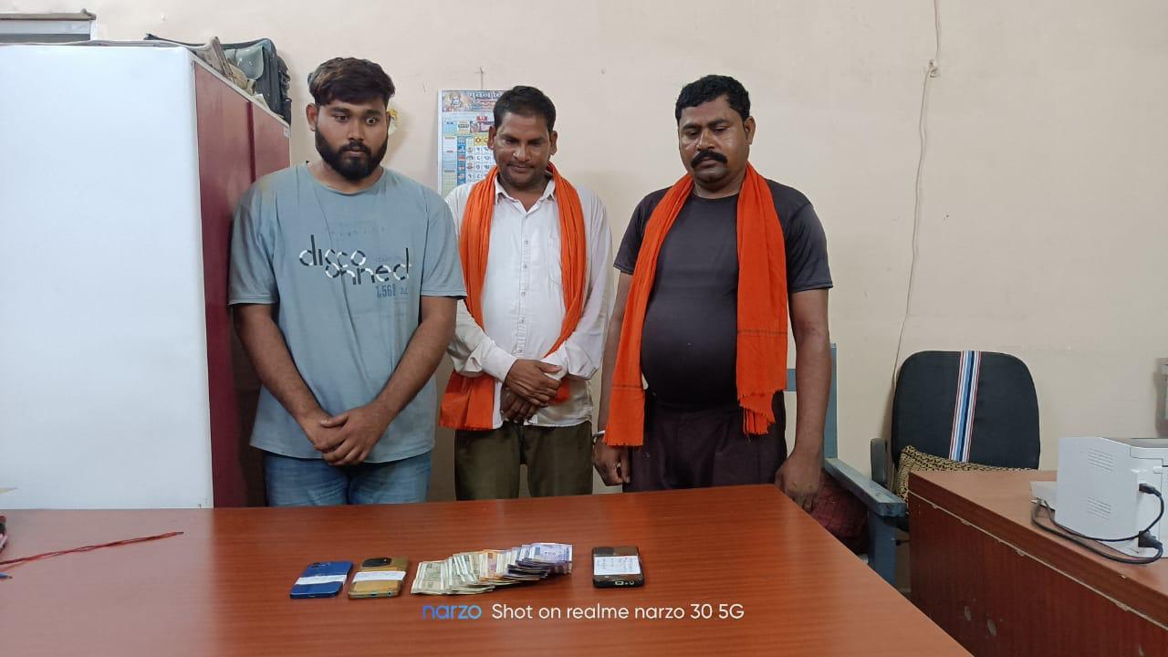 थाना अकलतरा क्षेत्र में जुआ खेलने वाले 03 आरोपियों को किया गिरफ्तार थाना अकलतरा/सायबर टीम की संयुक्त की कार्यवाही