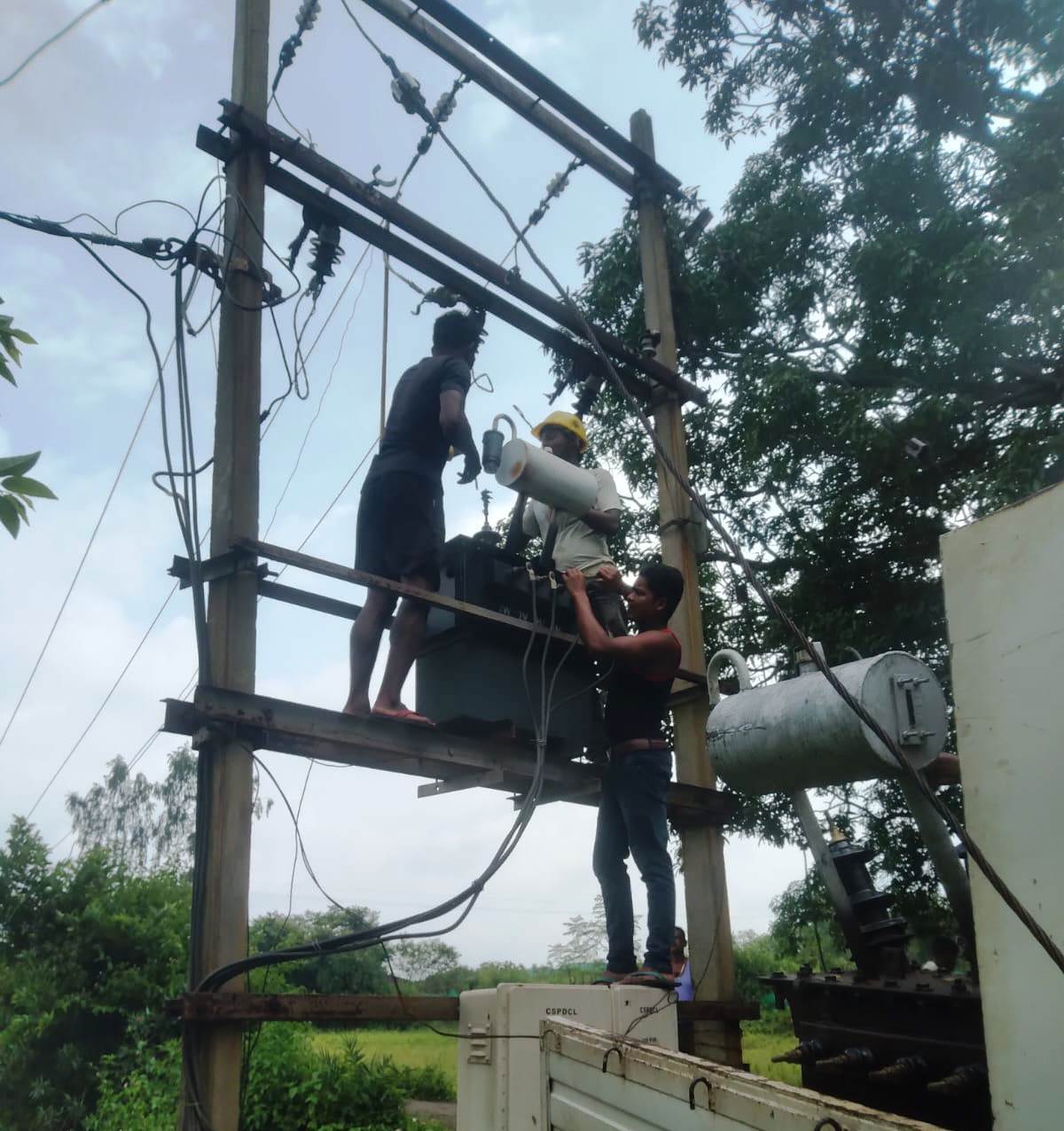 बगिया स्थित मुख्यमंत्री कैंप कार्यालय से मिल रही हैं ग्रामीणों को सुविधाएं