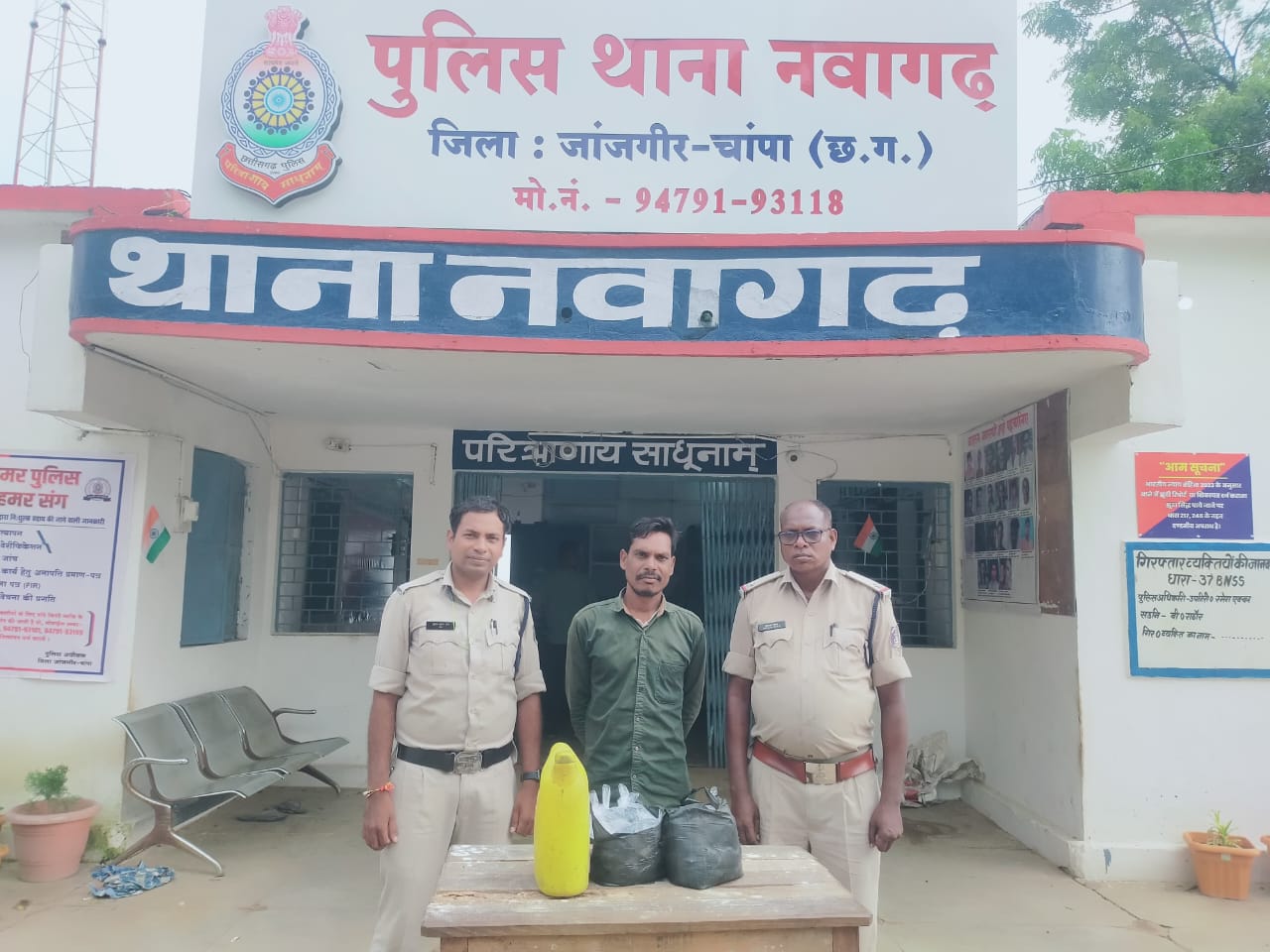 अलग अलग जगहों से 21 लीटर अवैध कच्ची महुआ शराब एवं 38 पाव देशी प्लेन शराब के साथ बिक्री करने वाले 02 आरोपियों को किया गिरफ्तार थाना नवागढ़ एवं थाना अकलतरा पुलिस की  कार्यवाही