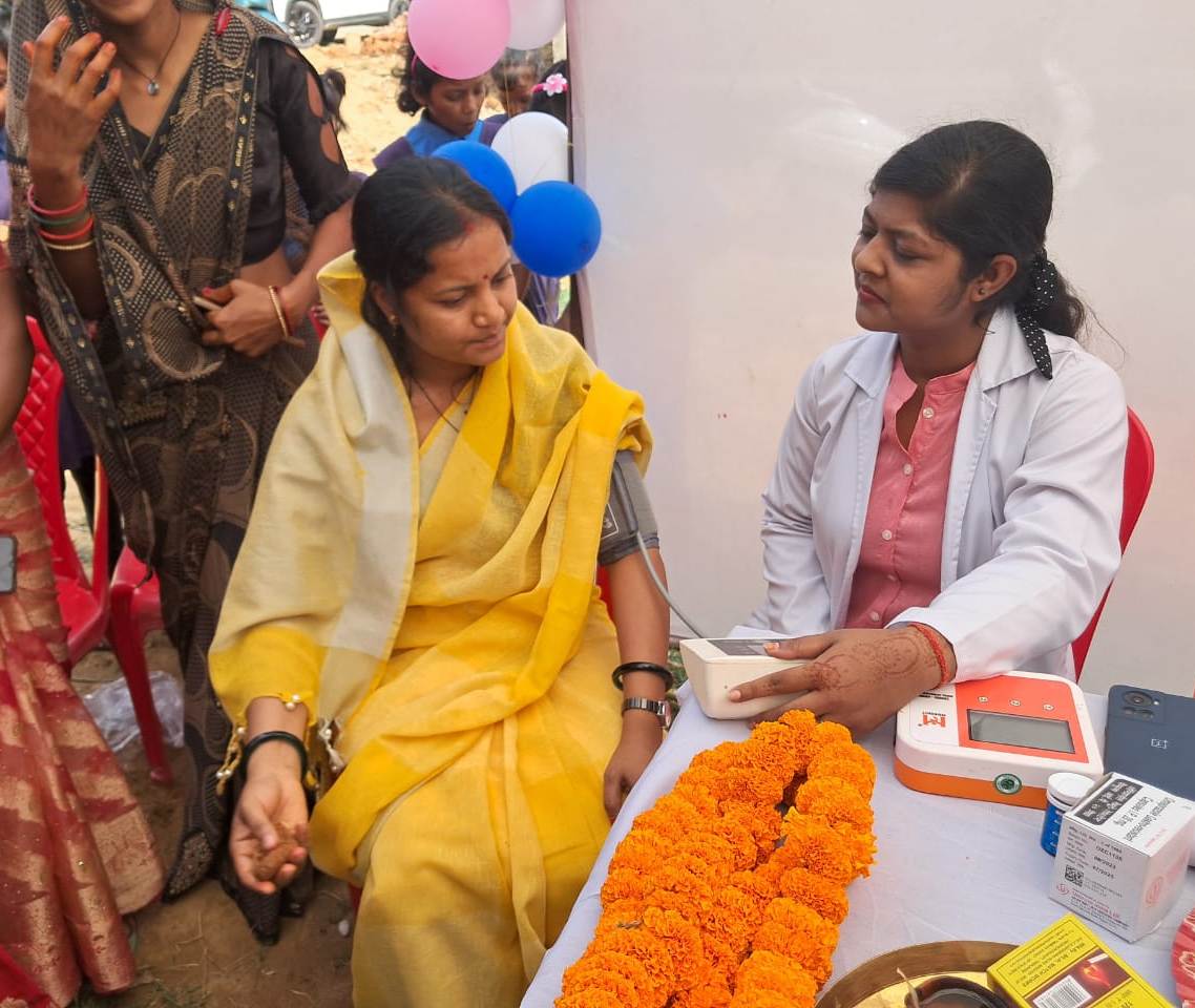 मंत्री लक्ष्मी राजवाड़े ने आंगनबाड़ी केंद्र बीरपुर में वजन त्यौहार का किया शुभारंभ