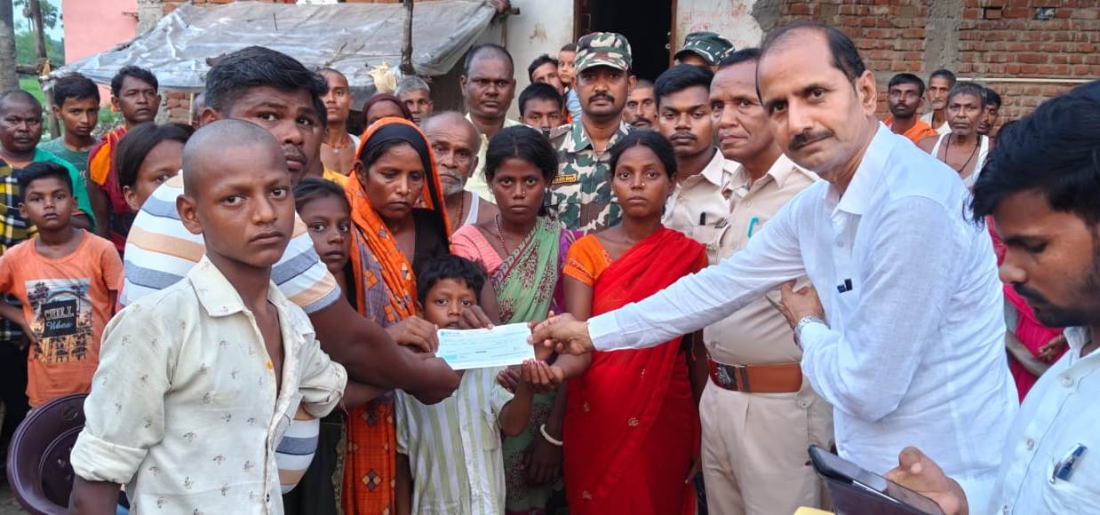 मुख्यमंत्री के निर्देश पर एलुमिना प्लांट हादसे में 4 मृत लोगों के आश्रितों को 15-15 लाख रूपए की मुआवजा राशि प्रदत्त