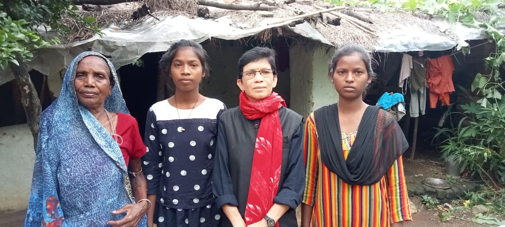 वरिष्ठ समाजसेवी एवं शिक्षिका जलबाई पैकरा ने गरीब बच्चों को किया 10 हजार का आर्थिक सहयोग