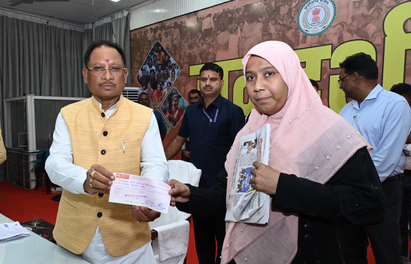 मुख्यमंत्री ने जनदर्शन में अंजुम को दी 20 हजार रुपए की आर्थिक सहायता