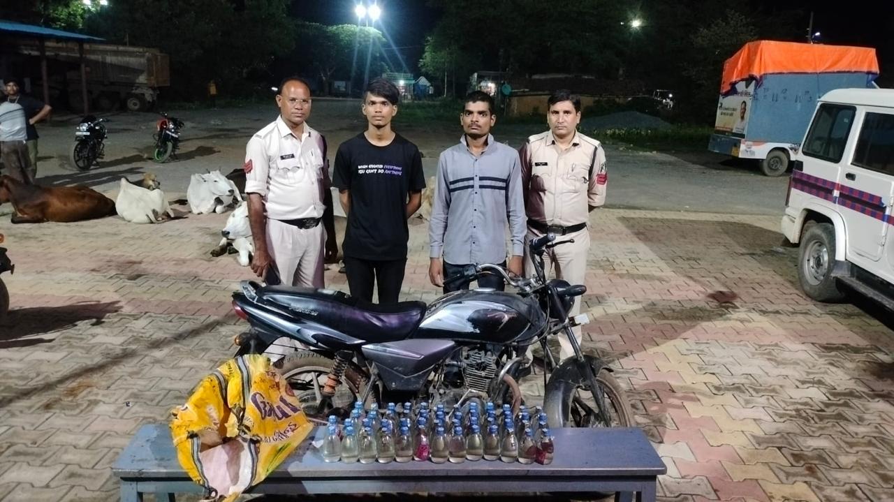 मोटर साइकिल में परिवहन करते हुए 50 पाव देशी प्लेन शराब के साथ 02 आरोपी गिरफ्तार अकलतरा पुलिस की कार्यवाही