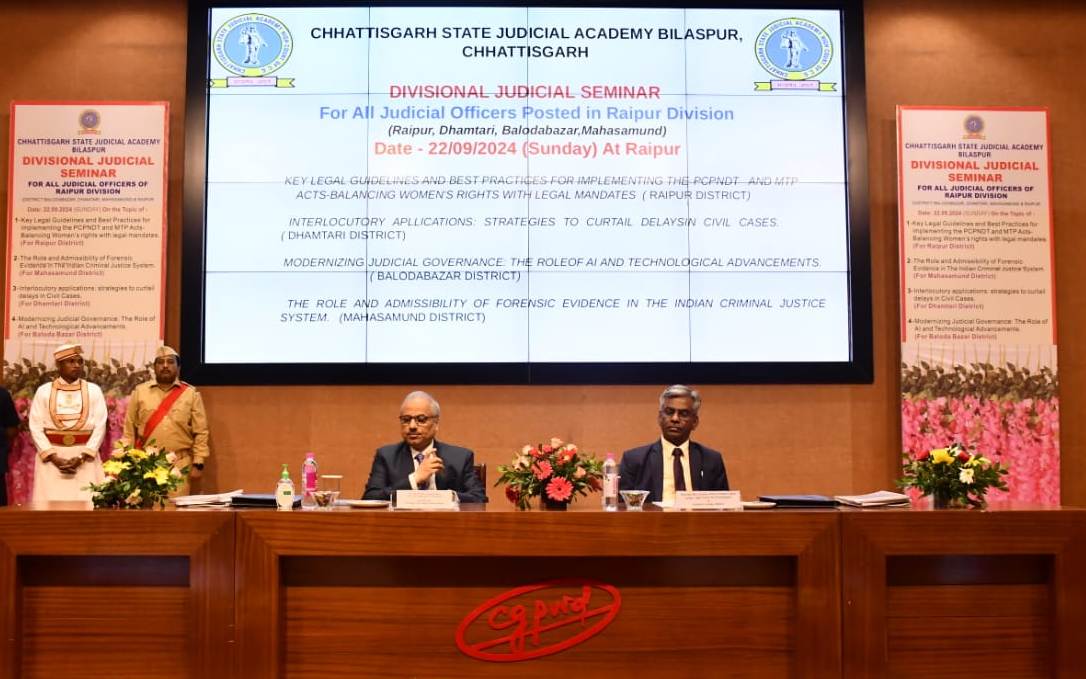 रायपुर में न्यायिक अधिकारियों की डिवीजनल सेमीनार का माननीय मुख्य न्यायाधिपति महोदय द्वारा किया गया शुभारंभ