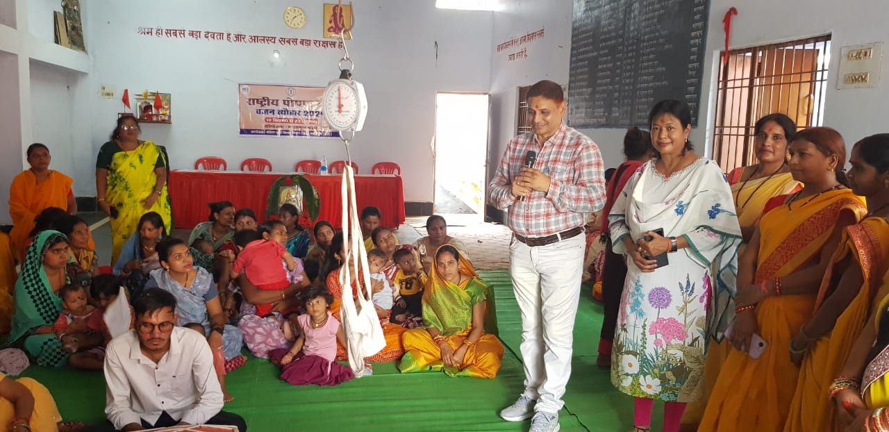 पोषण माह अंतर्गत निकाली गई पोषण रैली सोहर गीत और पोषण गान के माध्यम से दी गई संगीतमय जानकारी