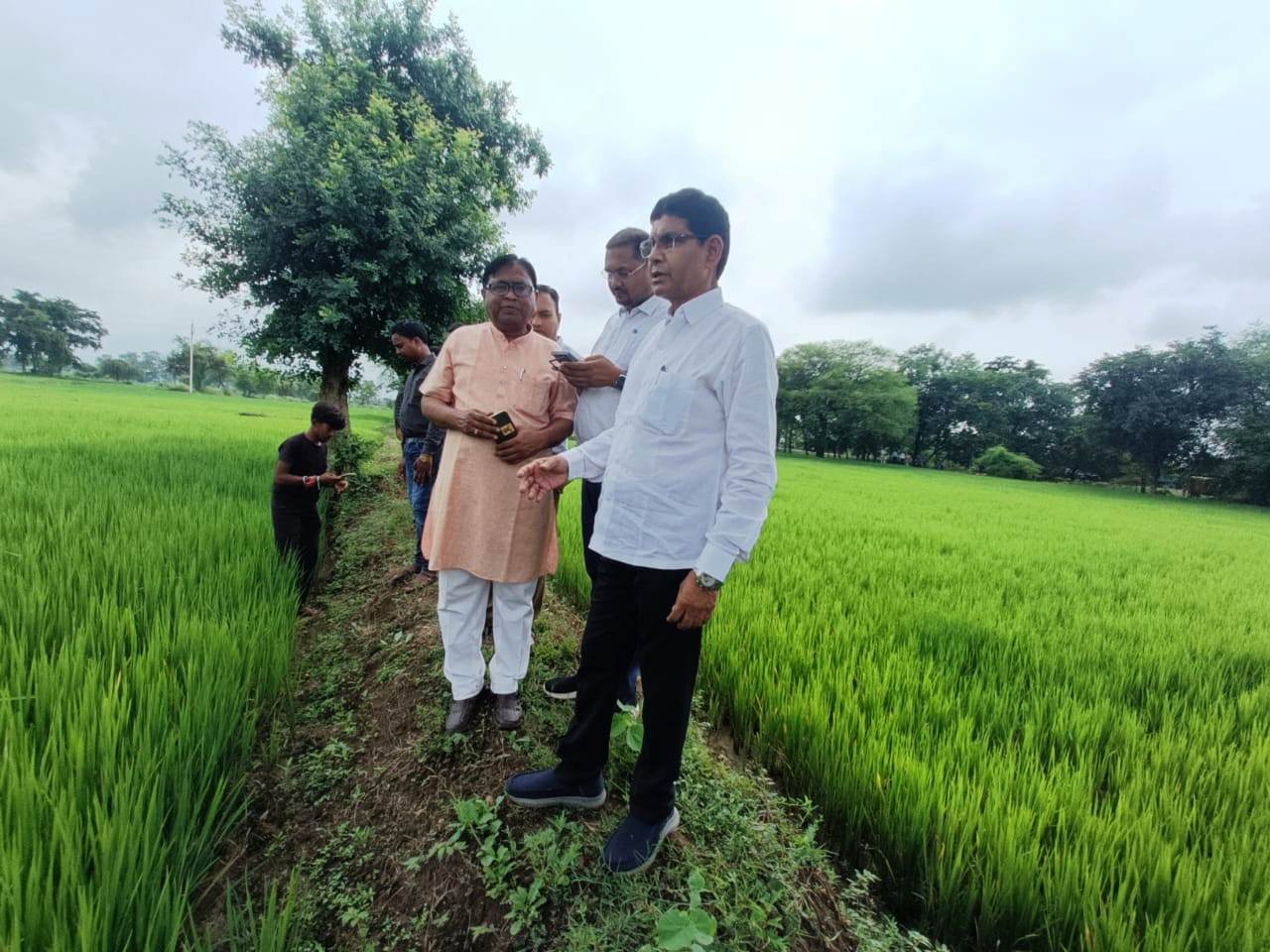 राजस्व मंत्री बने सर्वेयर, मोबाईल में जियो-रिफ्रेसिंग के जरिए एंट्री कर खसरा का किए सत्यापन