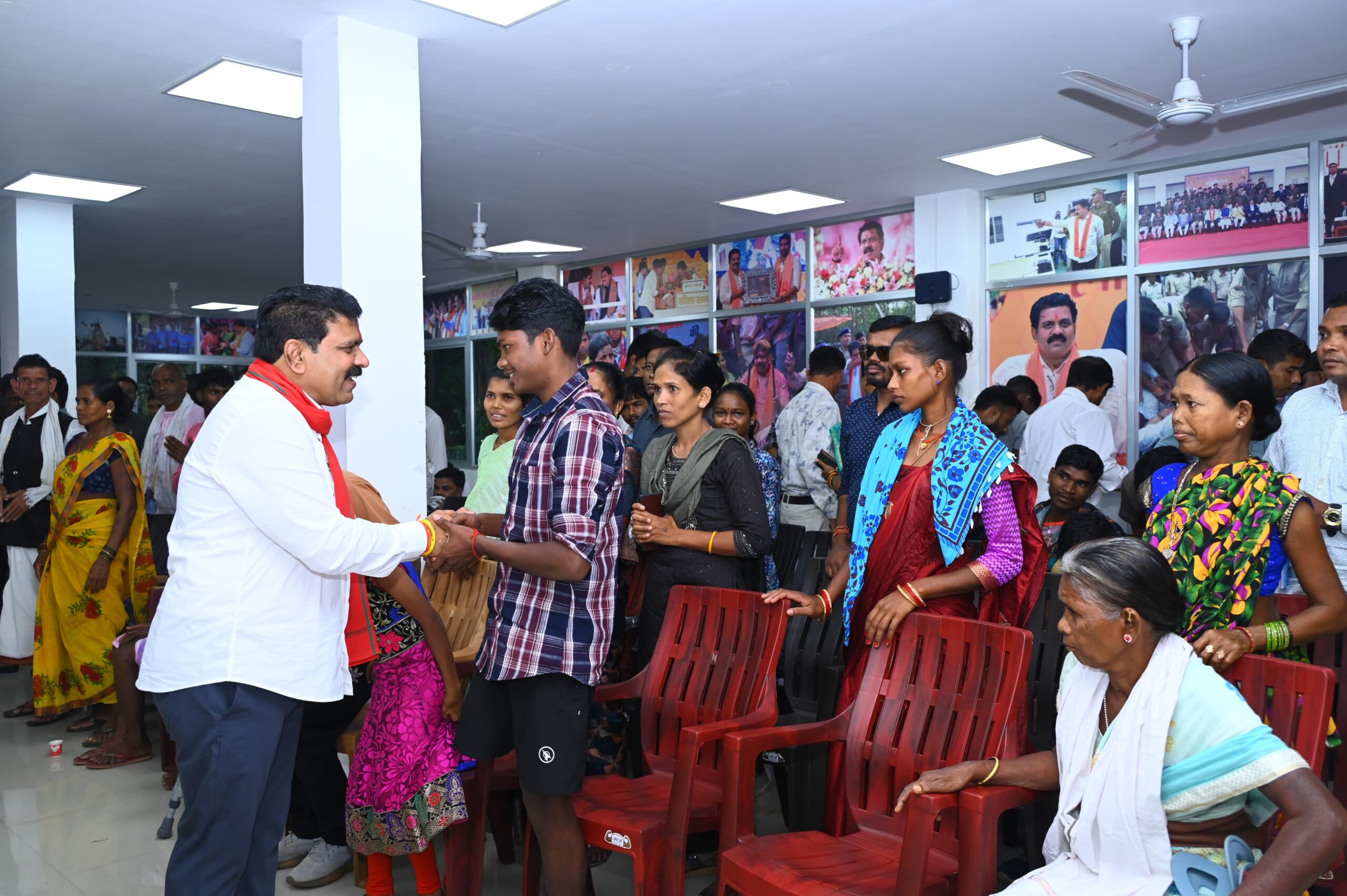 उपमुख्यमंत्री विजय शर्मा ने माओवादी हिंसा से पीड़ित बस्तर के नागरिकों का अपने निवास में किया गर्मजोशी से स्वागत, सामग्री का भी किया वितरण