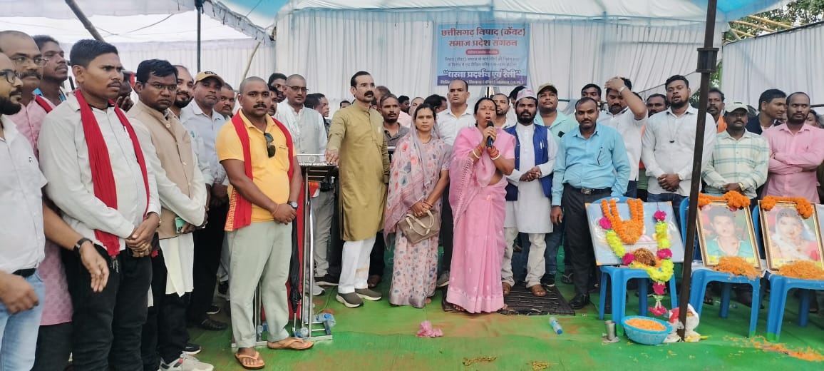 केवट निषाद समाज हुआ आक्रोशित, भारी बारिश के बीच किया धरना प्रदर्शन, एसडीएम को सौंपा ज्ञापन