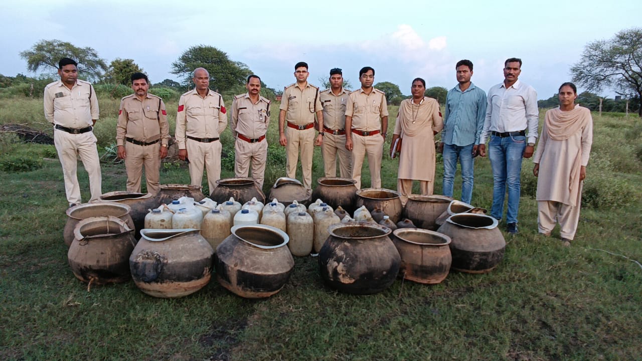 पामगढ़ पुलिस एवं आबकारी विभाग की संयुक्त कार्यवाही लावारिस हालात में 310 लीटर कच्ची महुआ शराब, 30 बोरी महुआ लहान एवं शराब बनाने में उपयोग करने वाला 15 नग सिल्वर का तबेला किया जप्त