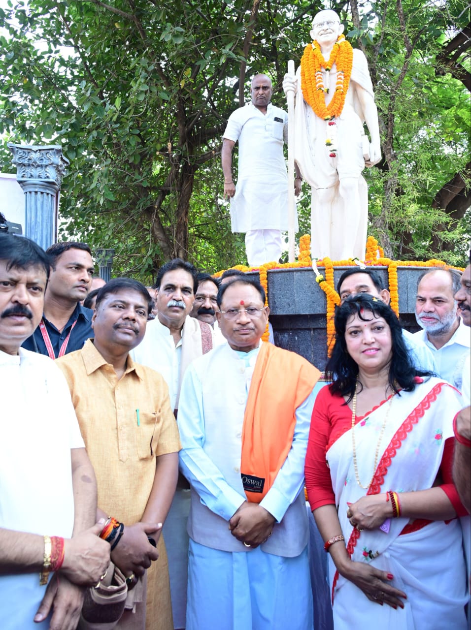मुख्यमंत्री विष्णुदेव साय ने महात्मा गांधी जी की प्रतिमा पर किया माल्यार्पण
