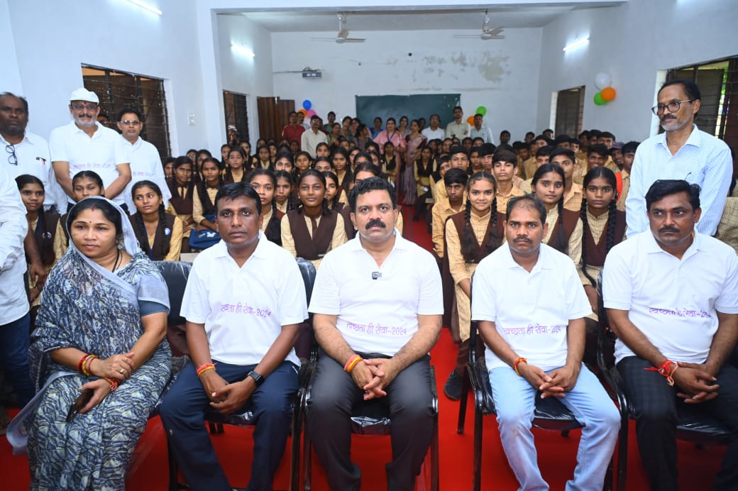 सरकारी स्कूलों के बच्चों भी मिले स्मॉर्ट क्लास की सुविधा, इसकी चिंता छत्तीसगढ़ सरकार कर रही है-उपमुख्यमंत्री शर्मा