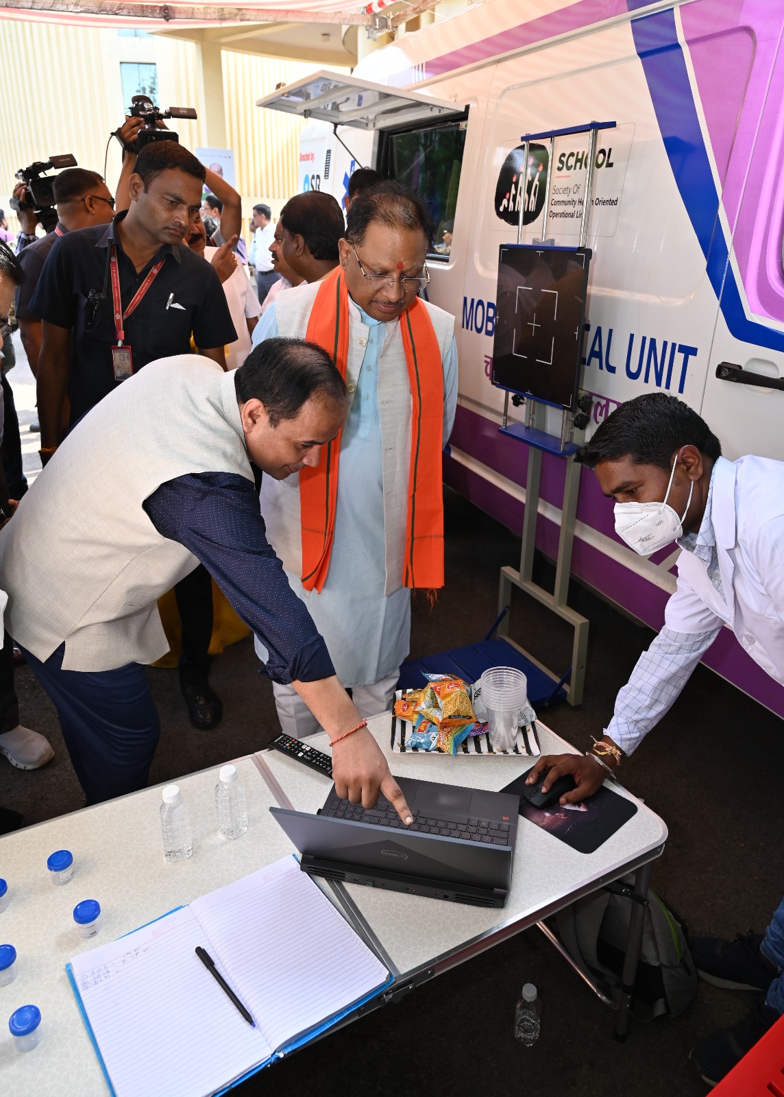 मुख्यमंत्री विष्णु देव साय ने चाक पर दिखाई कलाकारी, बनाई मिट्टी की कटोरी