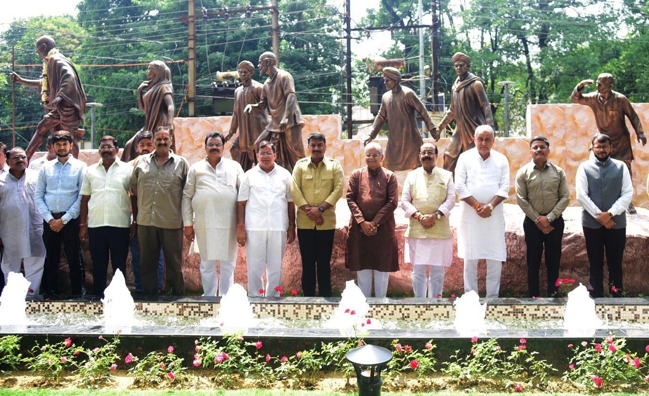 उप मुख्यमंत्री अरुण साव ने कलेक्टोरेट गार्डन और दांडी मार्च प्रतिमा का किया लोकार्पण