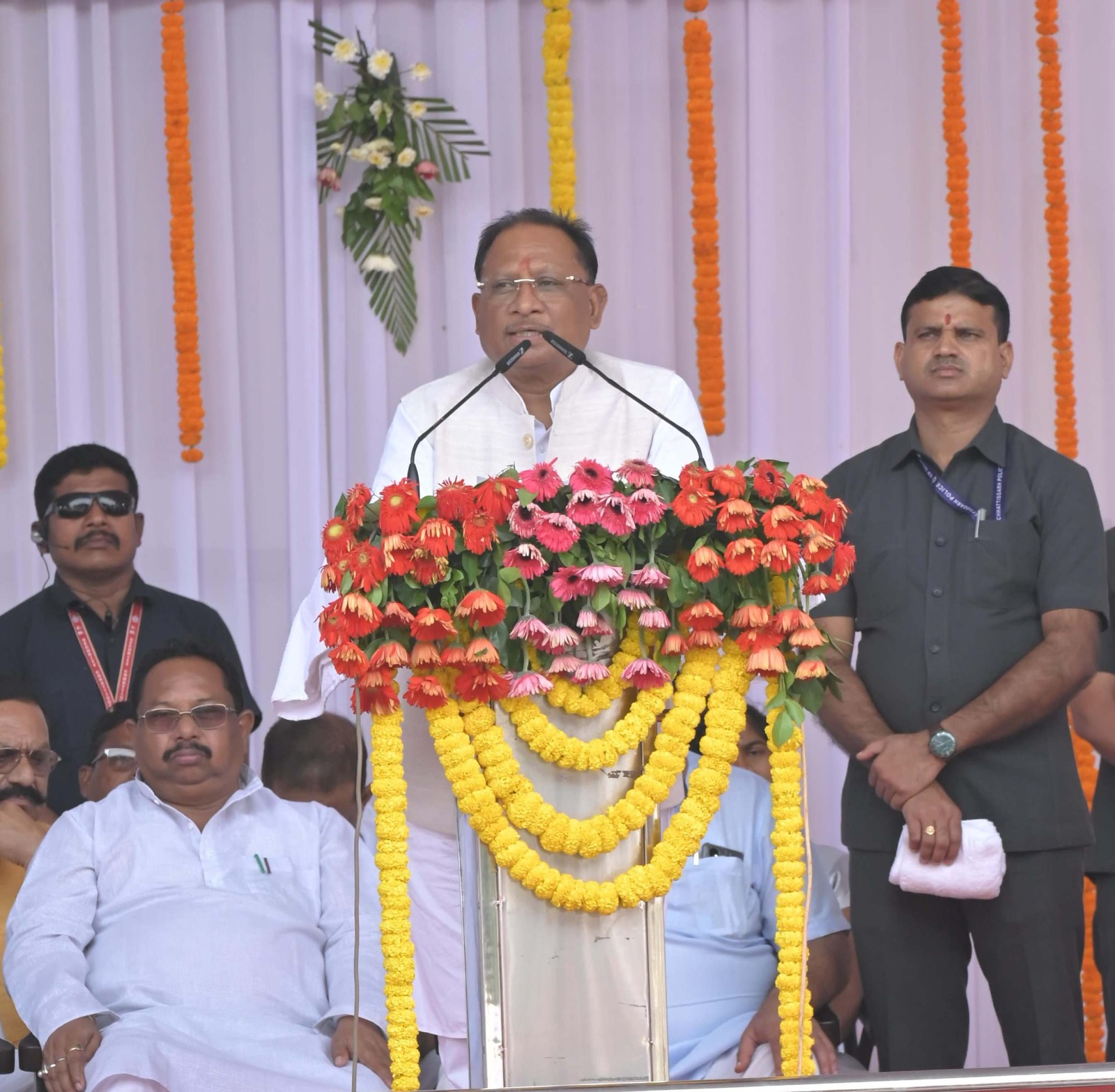 मुख्यमंत्री विष्णु देव साय ने आज बलरामपुर-रामानुजगंज जिले के राजपुर में धरती आबा जनजाति ग्राम उत्कर्ष अभियान के शुभारंभ के अवसर पर आयोजित राज्य स्तरीय कार्यक्रम में मंच से कई प्रमुख घोषणाएं की –