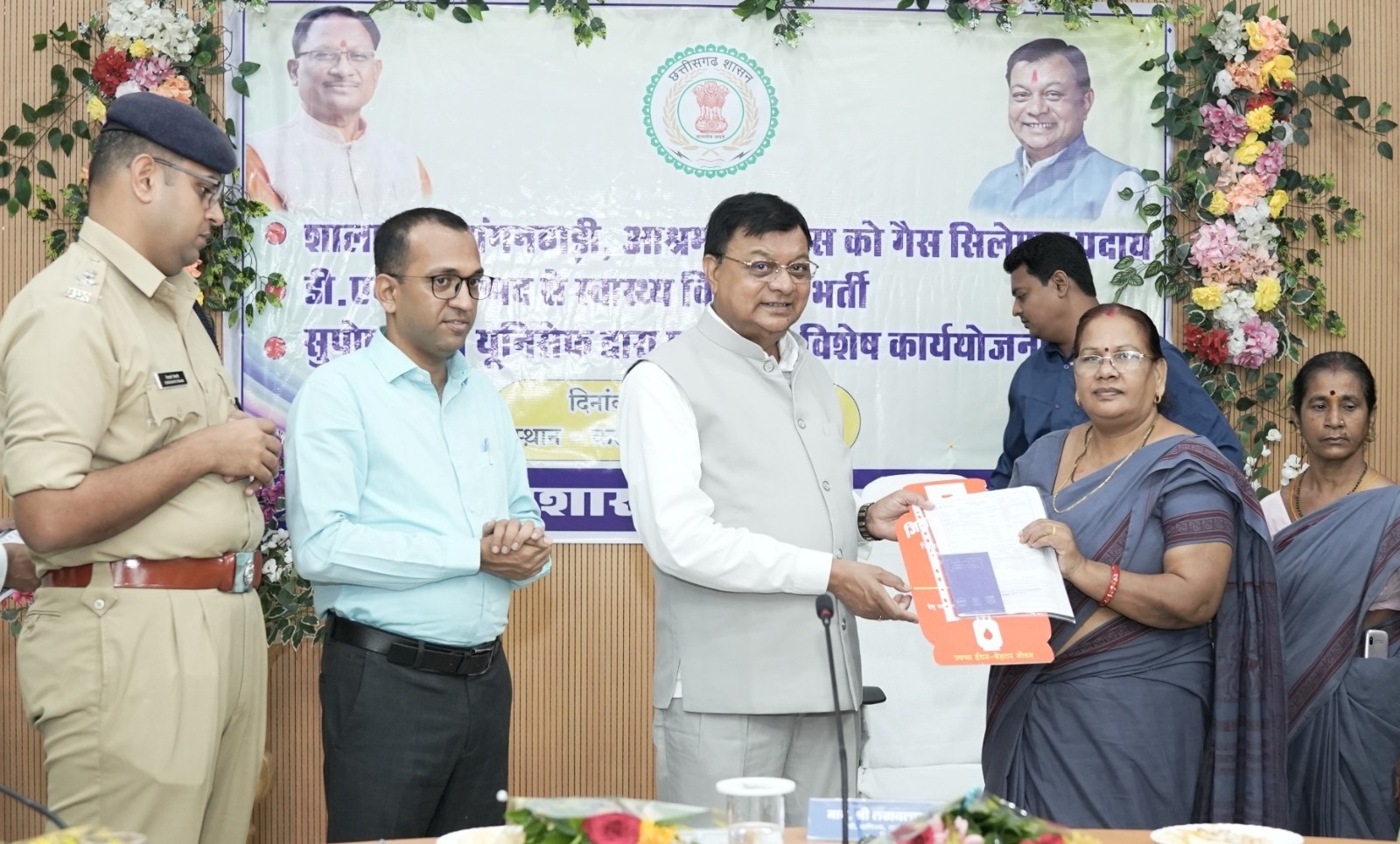 कैबिनेट मंत्री लखन लाल देवांगन ने वृद्धजनों को किया सम्मानित