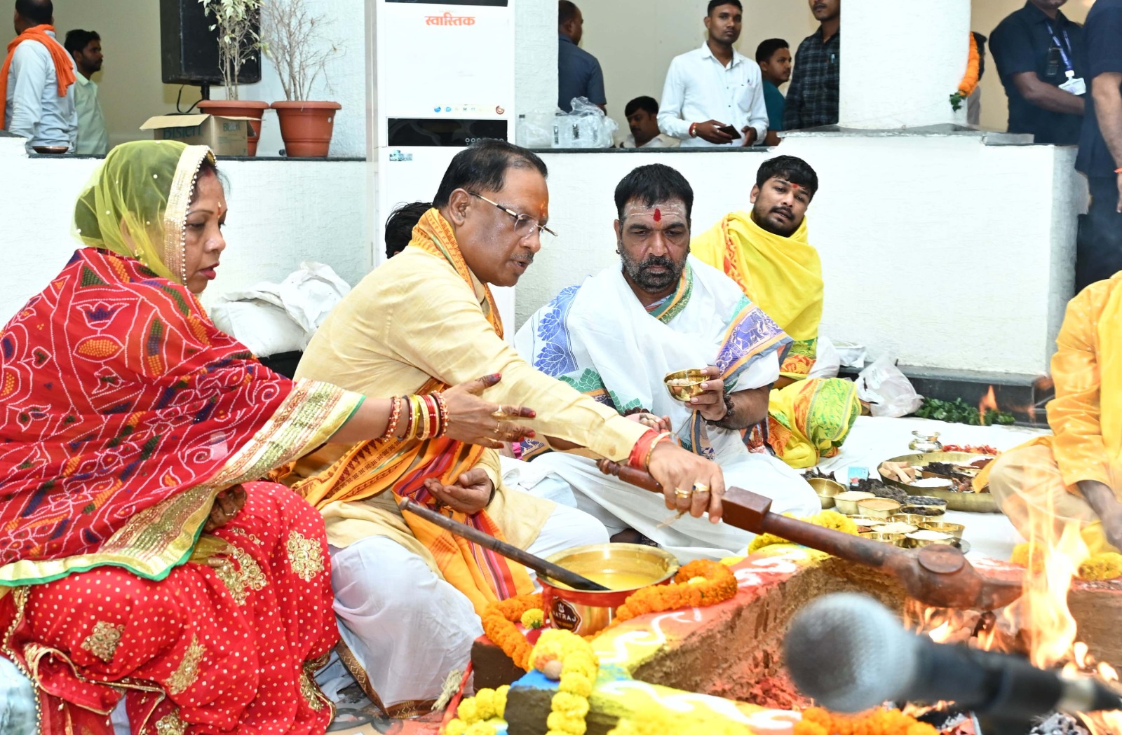 मुख्यमंत्री विष्णु देव साय ने विधि विधान के साथ पूजा अर्चना कर नवा रायपुर स्थित नए मुख्यमंत्री निवास में गृहप्रवेश किया