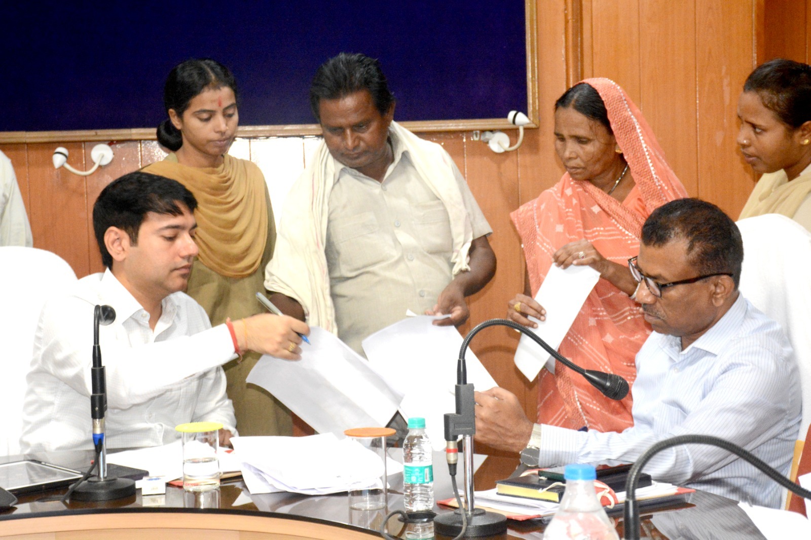 कलेक्टर ने जनदर्शन में सुनी आमजनों की समस्याए अधिकारियों को शीघ्र निराकरण के दिए निर्देश जनदर्शन में कुल 115 आवेदन हुए प्राप्त