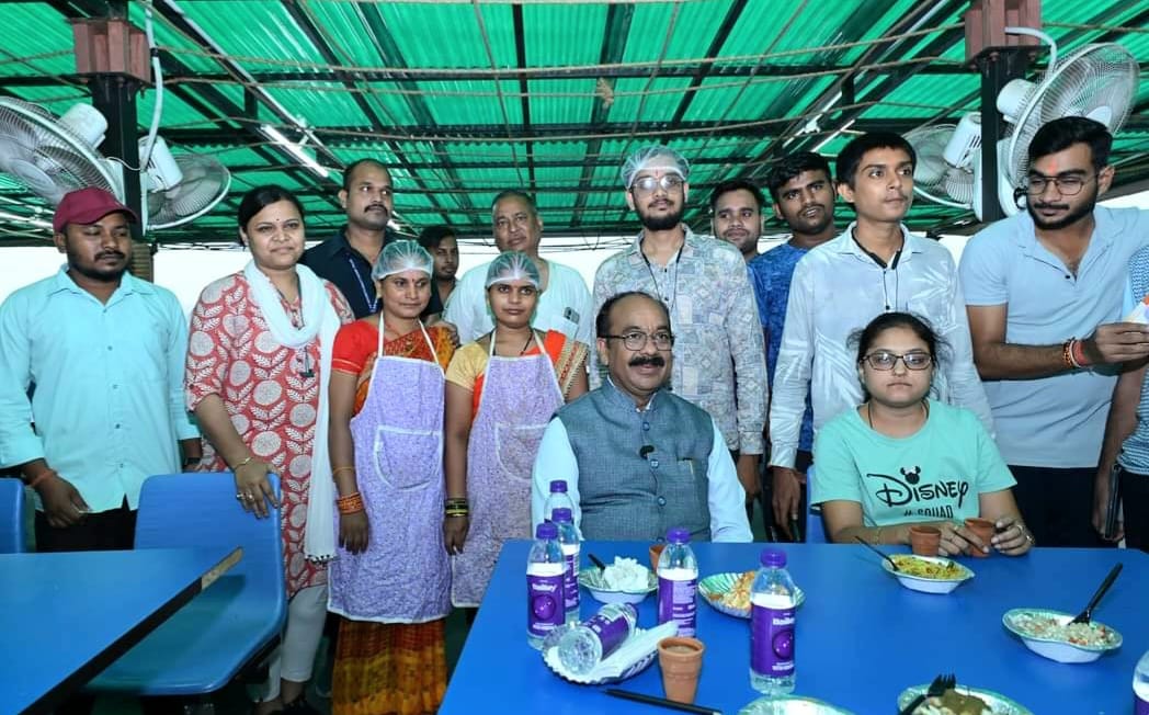 तक्षशिला लाइब्रेरी में पढ़ने आने वाले युवाओं को चाय, नाश्ता व भोजन के लिए बाहर निकलने की जरुरत नहीं, स्वसहायता समूह की कैंटीन में है सब मौजूद