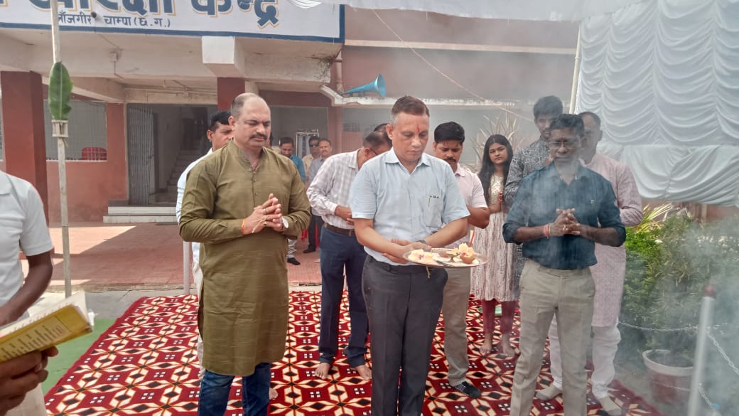 दशहरा पर्व के पावन अवसर पर पुलिस लाइन जांजगीर में पुलिस अधीक्षक जांजगीर विवेक शुक्ला (IPS) द्वारा शास्त्रों का विधि विधान से पूजा अर्चना की गई