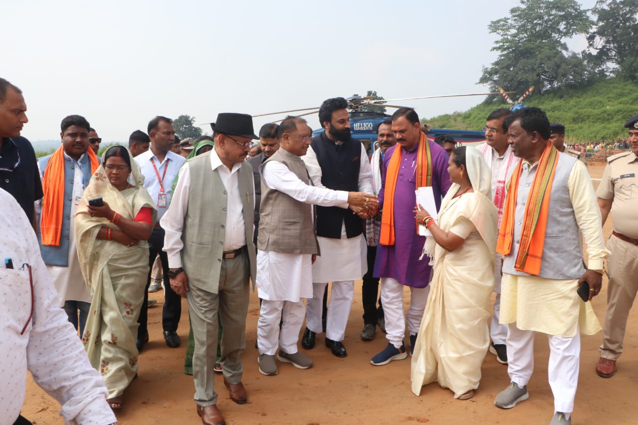 मुख्यमंत्री विष्णुदेव साय सर्व आदिवासी समाज के जिला स्तरीय कर्मा महोत्सव में शामिल होने सूरजपुर जिले के सिलौटा पहुंचे
