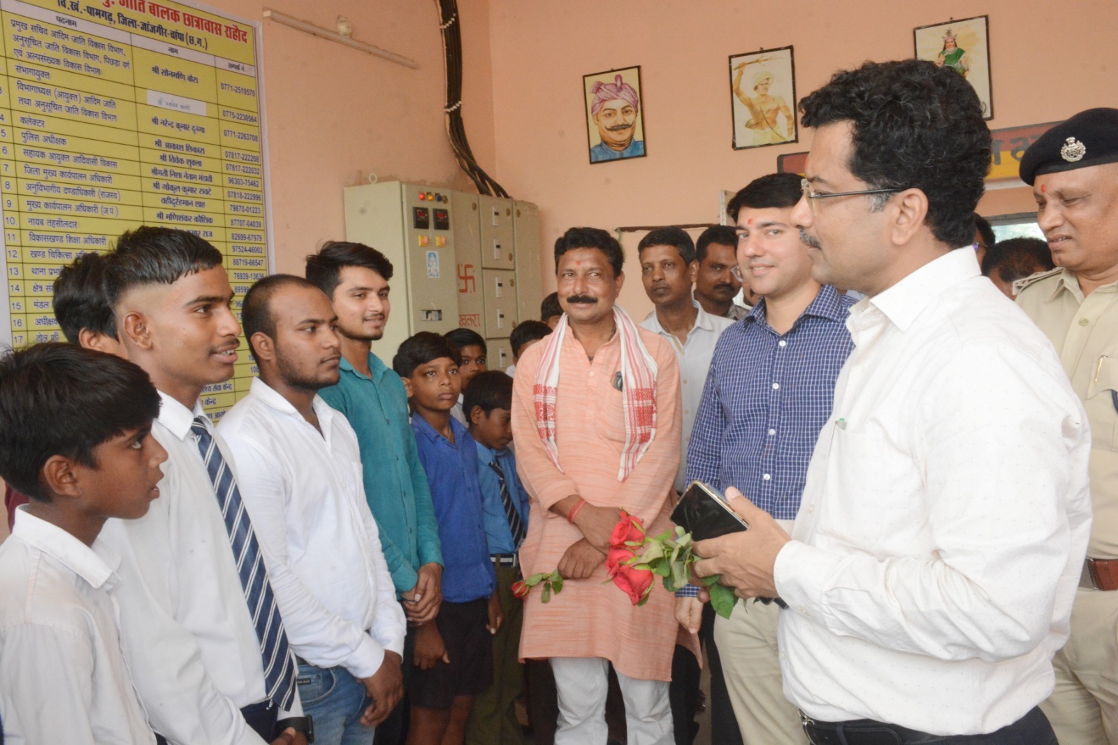 प्रभारी सचिव सोनमणि बोरा ने किया छात्रावास, पीएम स्वामी आत्मानंद विद्यालय का निरीक्षण