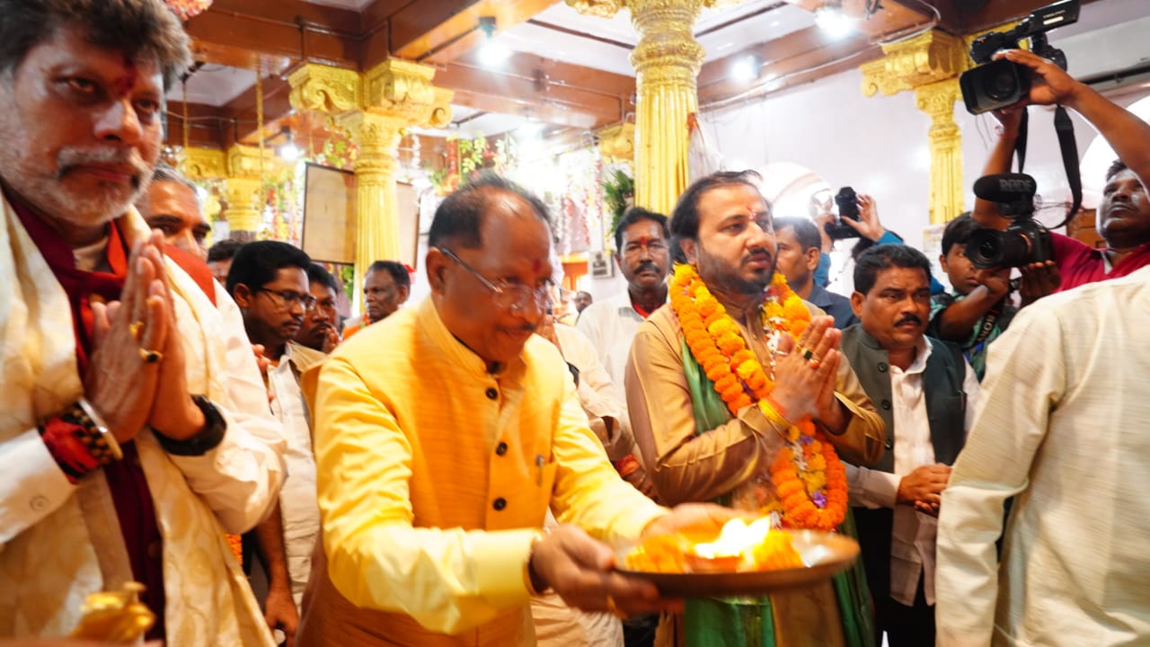 मुख्यमंत्री विष्णु देव साय ने मां दंतेश्वरी की पूजा-अर्चना कर प्रदेशवासियों की खुशहाली की कामना 