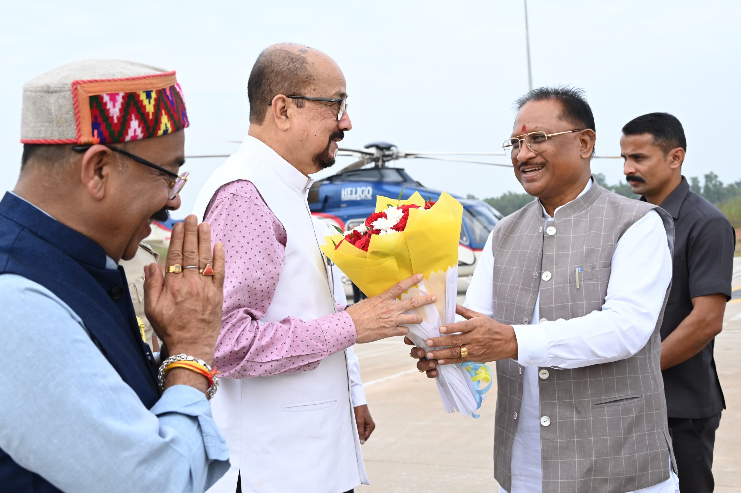 राज्यपाल रमेन डेका एवं मुख्यमंत्री विष्णुदेव साय का अंबिकापुर एयरपोर्ट पर आगमन, जनप्रतिनिधियों एवं अधिकारियों द्वारा किया गया आत्मीय स्वागत
