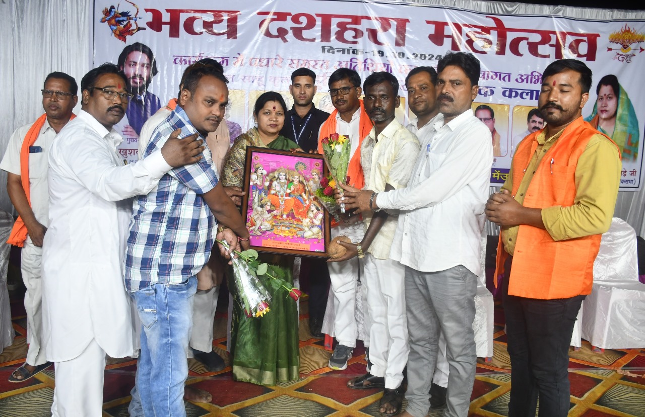 दशहरा महोत्सव में शामिल हुई सांसद कमलेश जांगड़े