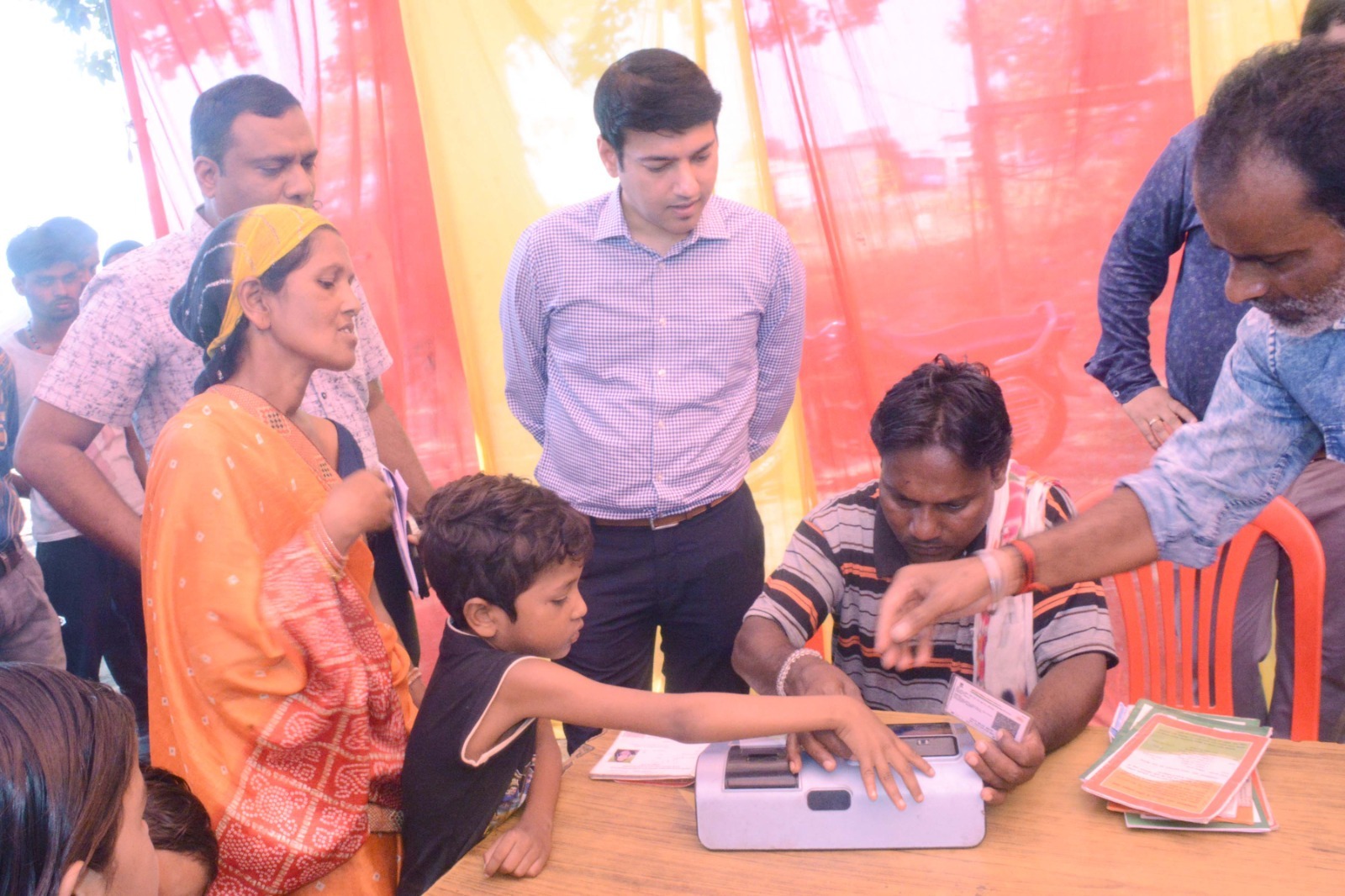 कलेक्टर ने किया निर्माणाधीन लाइब्रेरी, मधुवा व कोटमीसोनार में निर्माणाधीन खेल मैदान व राशन कार्ड ई-केवाईसी शिविर का निरीक्षण