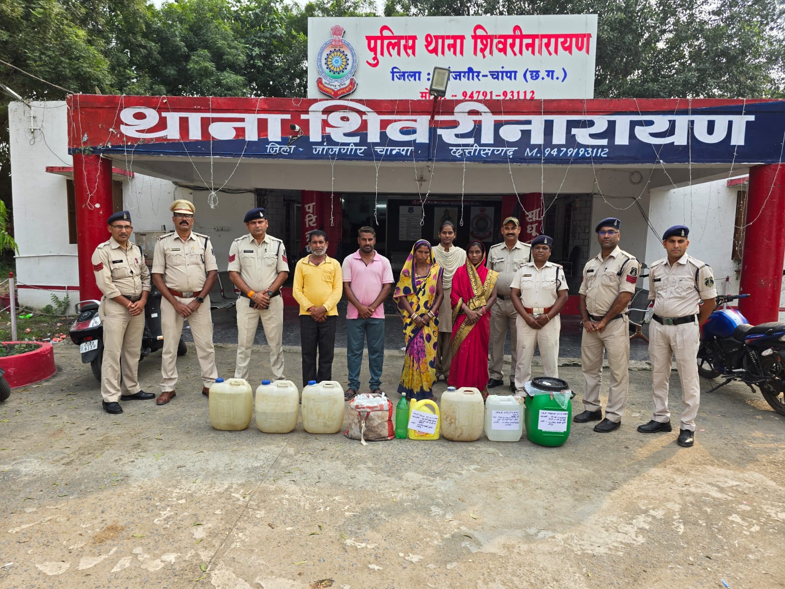 शिवरीनारायण क्षेत्र में 140 लीटर अवैध कच्ची महुआ शराब के साथ बिक्री करने वाले 02 महिला सहित 04 आरोपियों को किया गिरफ्तार जिला पुलिस जांजगीर चांपा, राजस्व, आबकारी टीम की संयुक्त कार्यवाही