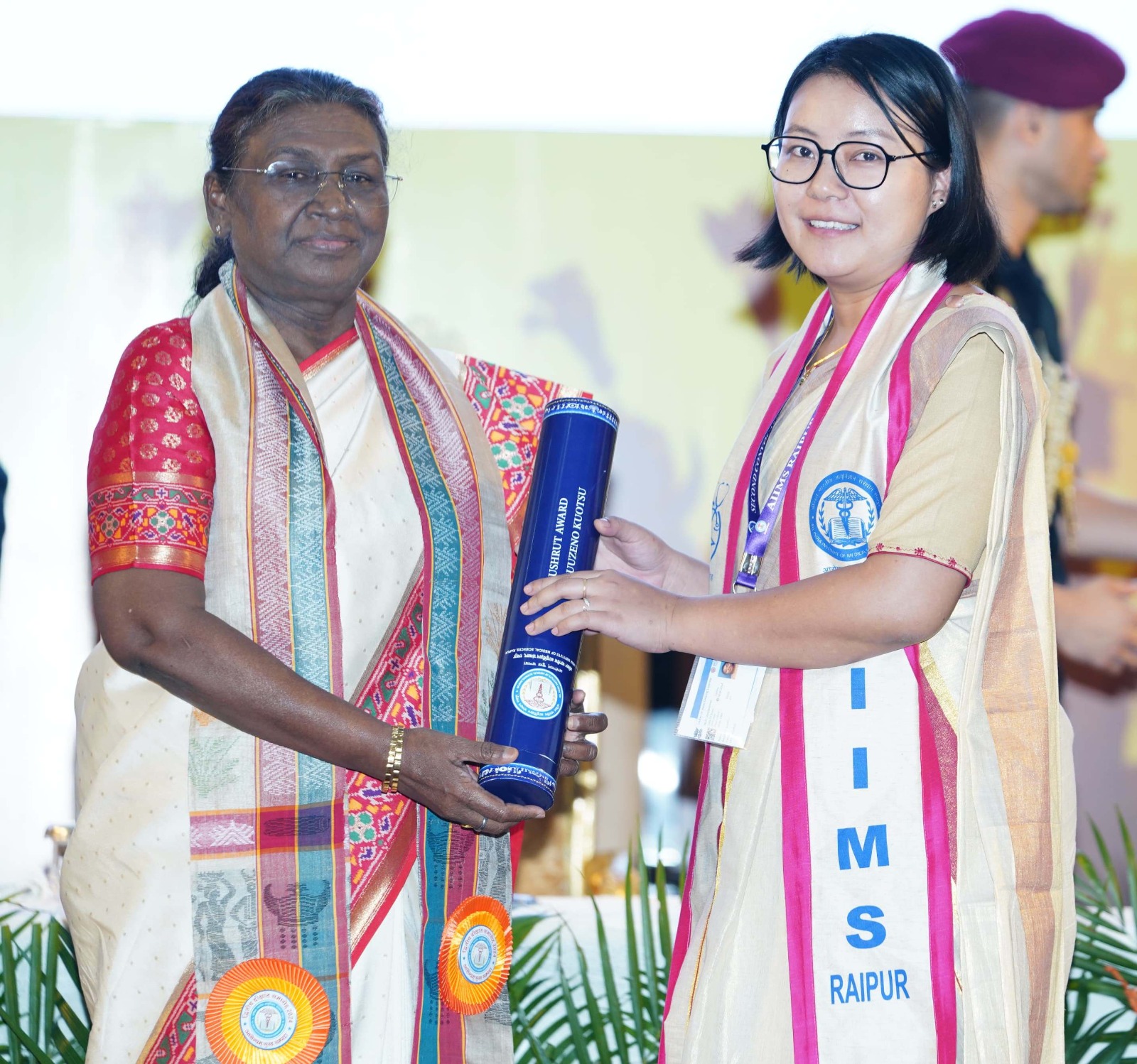 चिकित्सक हमेशा मानवीय मूल्यों के साथ कार्य करें: राष्ट्रपति  द्रौपदी मुर्मु