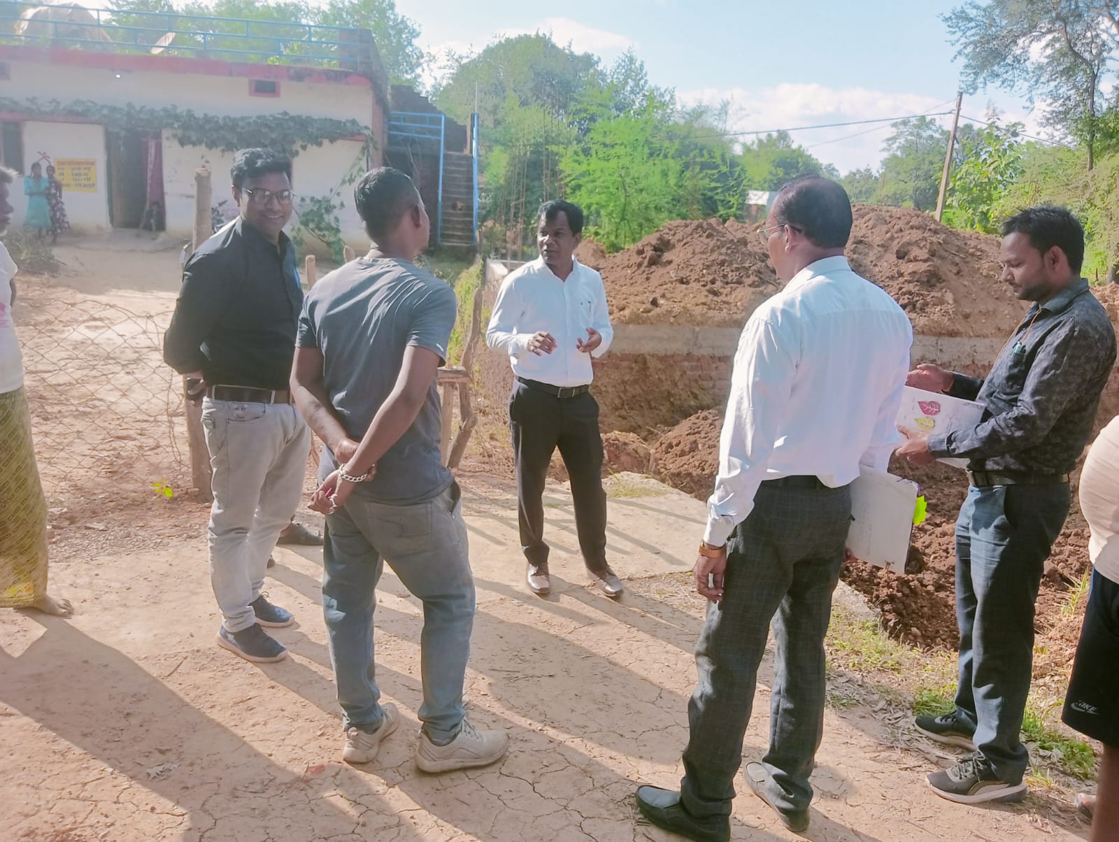 जिला पंचायत सीईओ ने प्रधानमंत्री आवास योजना-ग्रामीण अंतर्गत निर्माणाधीन आवासों का किया निरीक्षण