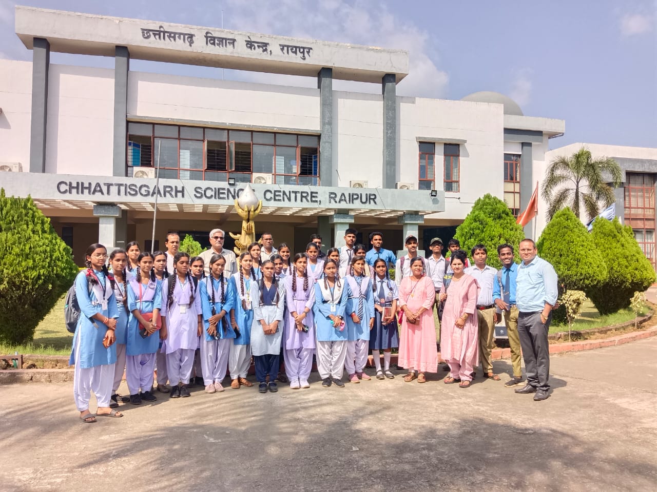 उत्कृष्ट जांजगीर चांपा:मासिक परीक्षा में टॉप करने वाले बच्चों ने किया साइंस सेंटर रायपुर का शैक्षणिक भ्रमण