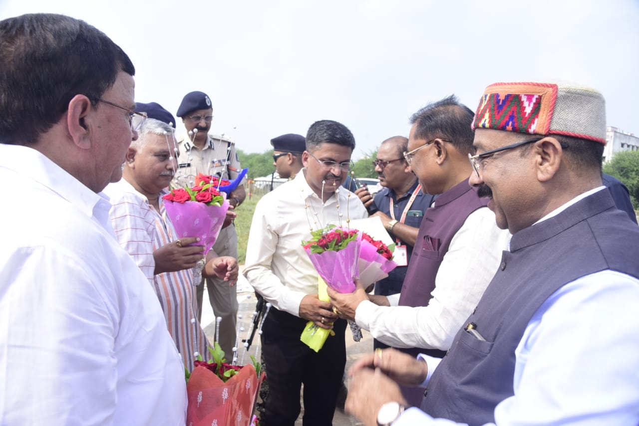 मुख्यमंत्री विष्णुदेव साय का बिलासपुर पहुंचने पर हेलीपैड पर स्वागत