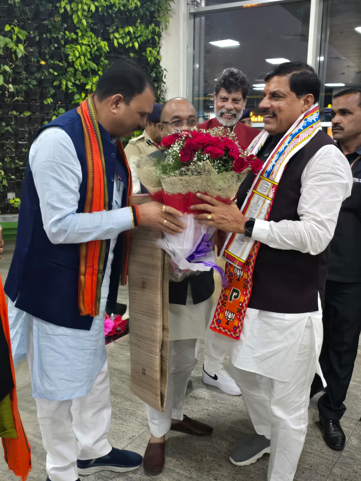 मध्यप्रदेश के मुख्यमंत्री डॉ. मोहन यादव का रायपुर एयरपोर्ट पर हुआ आत्मीय स्वागत