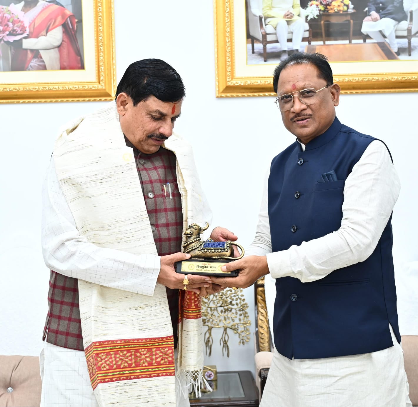 मुख्यमंत्री विष्णु देव साय ने मध्यप्रदेश के मुख्यमंत्री डॉ. मोहन यादव का अपने निवास में आत्मीय स्वागत किया