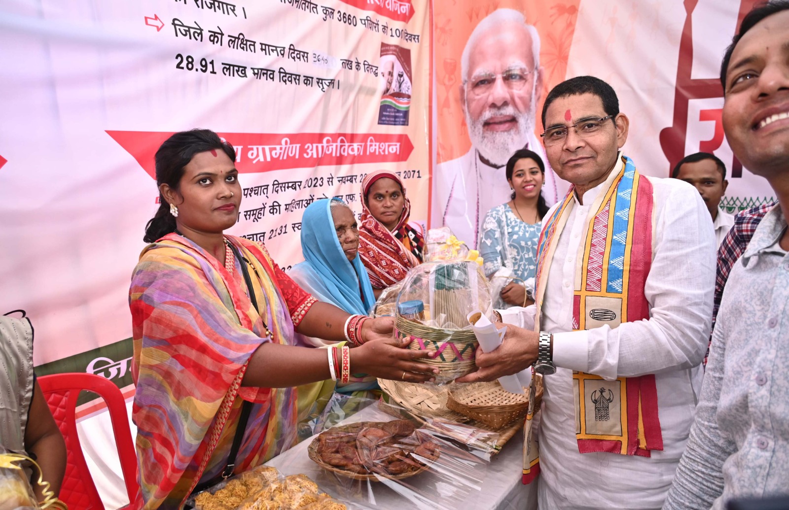 राजस्व मंत्री ने किसानों, शिक्षकों और प्रतिभावान विद्यार्थियों को किया सम्मानित
