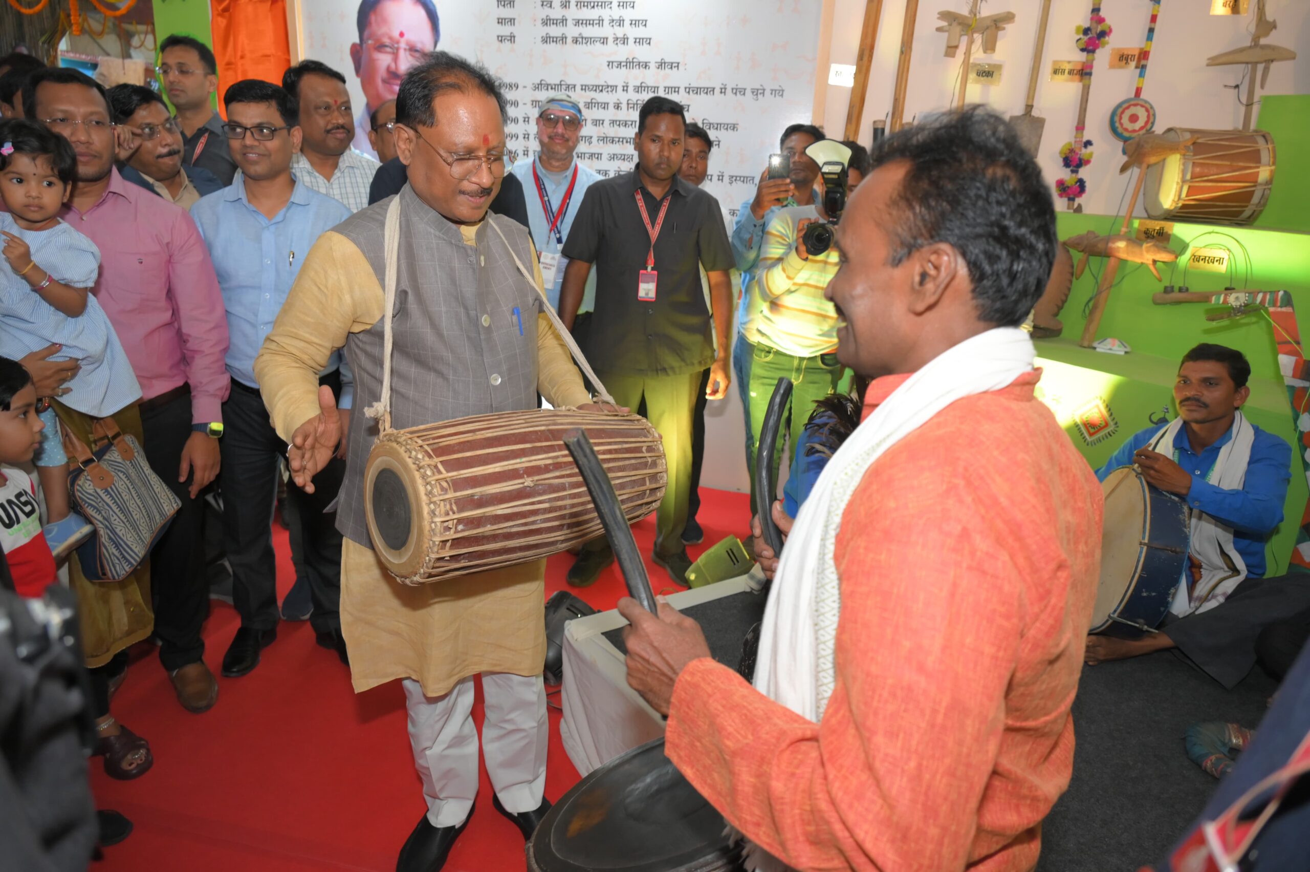 मुख्यमंत्री साय ने मांदर बजाकर वादकों का उत्साह बढ़ाया, परंपरागत वाद्ययंत्रों को सुना