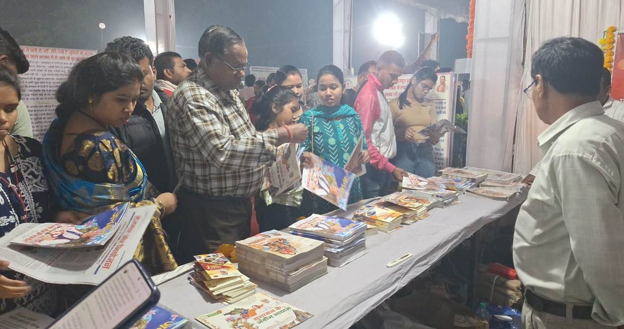 राज्योत्सव में जनसम्पर्क विभाग के स्टॉल में लोगों को मिली शासकीय योजनाओं की जानकारी